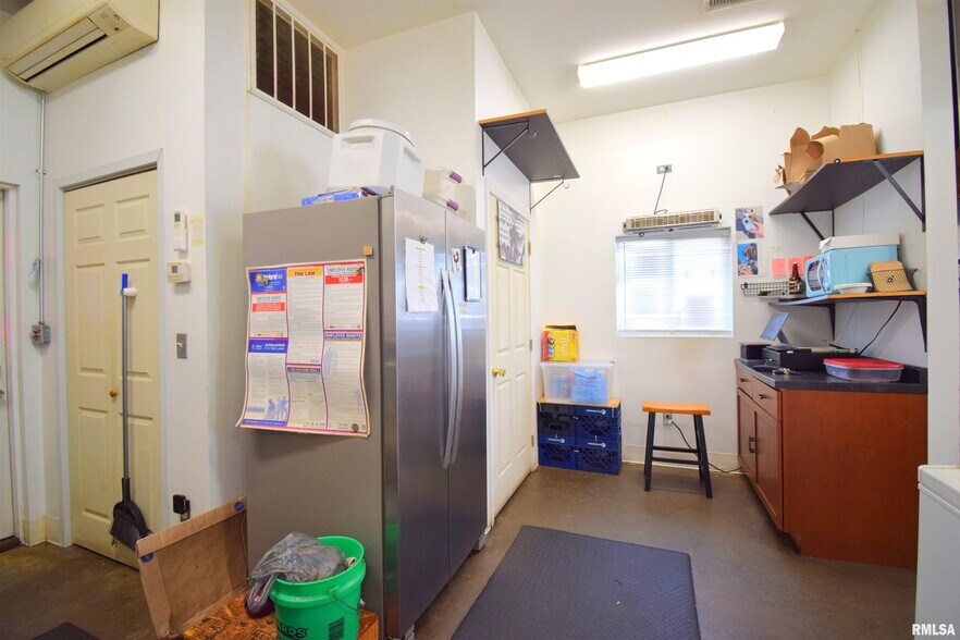 More Photos Of 102 N Park St, Sesser Restaurant For Sale