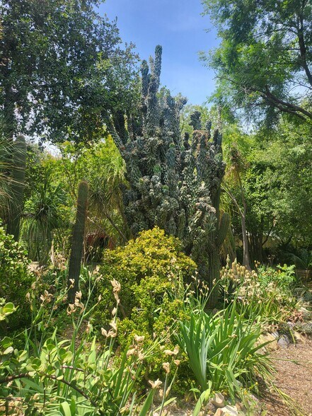 More Photos Of 18552 Erwin St, Tarzana Land For Lease