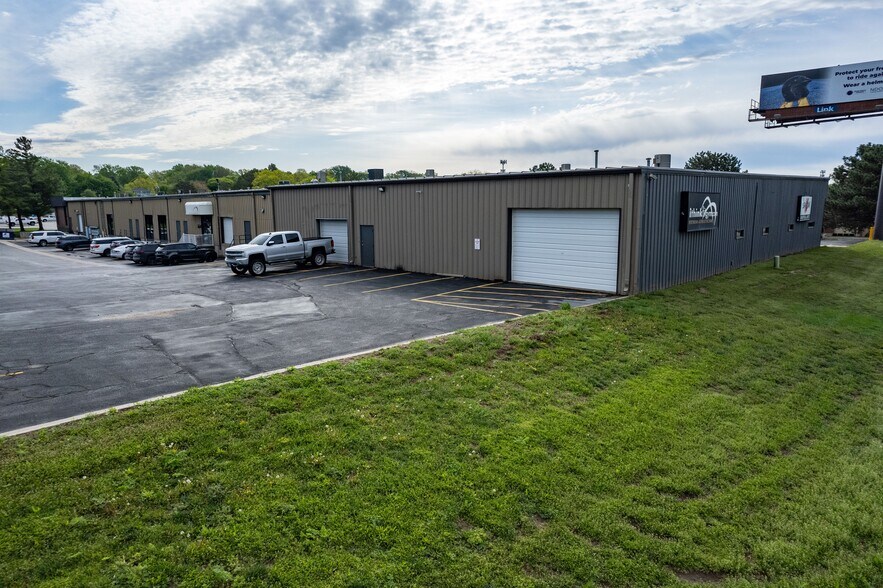 More Photos Of 2410-2430 S 156th Cir, Omaha Showroom For Lease