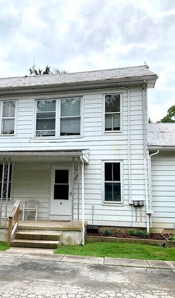 More Photos Of 862 Iron Ridge Rd, Spring Grove Apartments For Sale