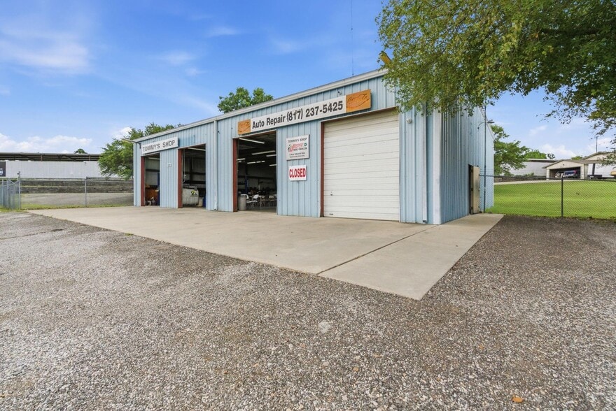More Photos Of 10901 Jacksboro Hwy, Fort Worth Warehouse For Sale