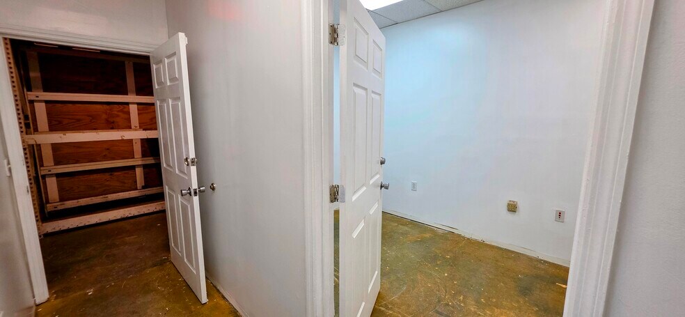 More Photos Of 7810 Kingspointe Pky, Orlando Warehouse For Lease