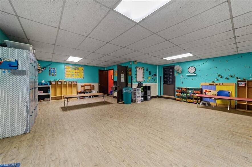 More Photos Of 1501 Upland Dr, Greensboro Office For Sale