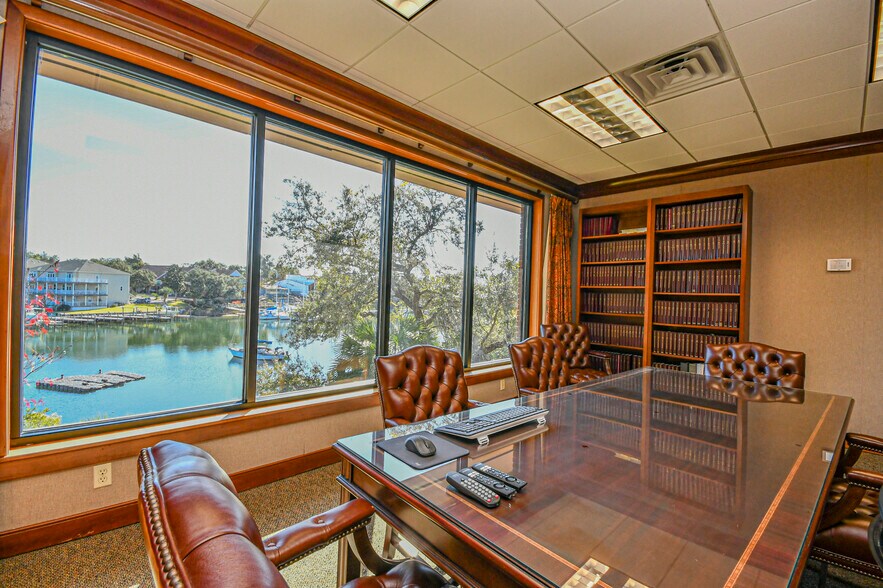 More Photos Of 220 Mckenzie Ave, Panama City Office For Sale