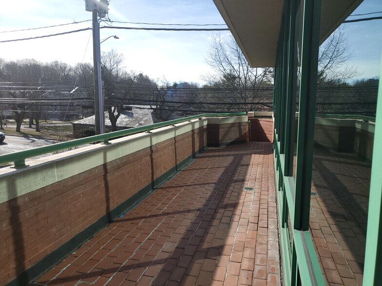 More Photos Of 263 Glenville Rd, Greenwich Storefront Retail Office For Lease