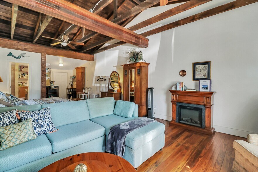 More Photos Of 8 E 41st St, Savannah Storefront Retail Residential For Sale