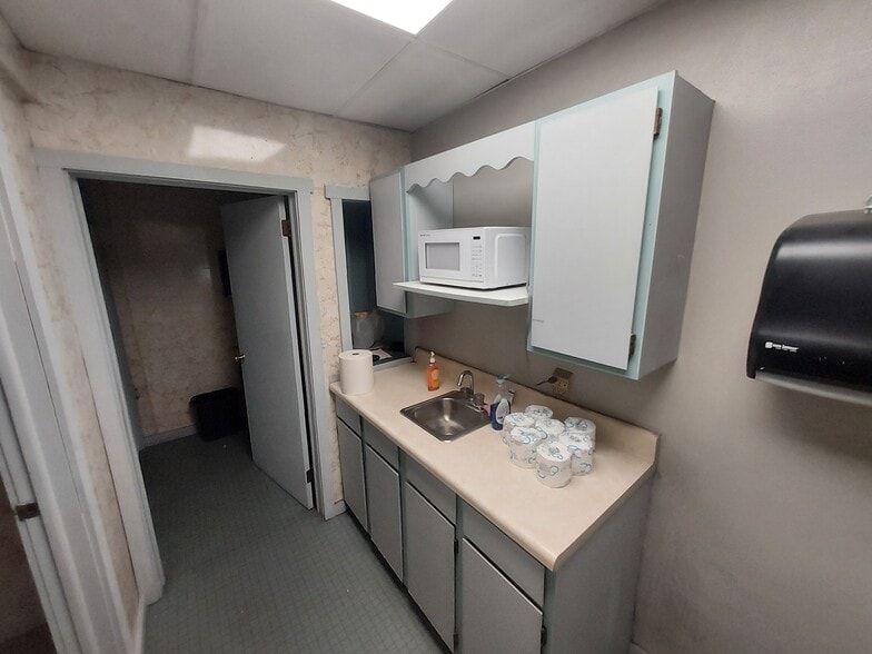 More Photos Of 66-68 Plymouth St, Edwardsville Flex For Sale