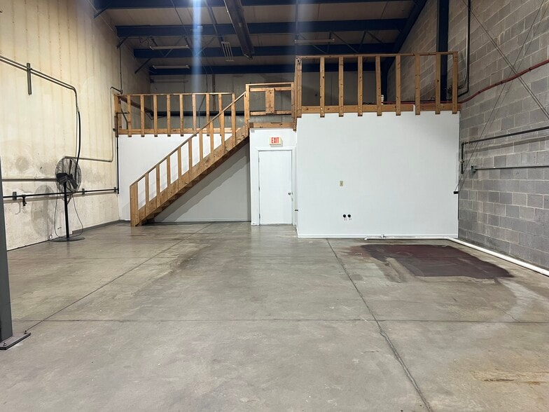 More Photos Of 33549 E Royalton Rd, Columbia Station Light Manufacturing For Sale