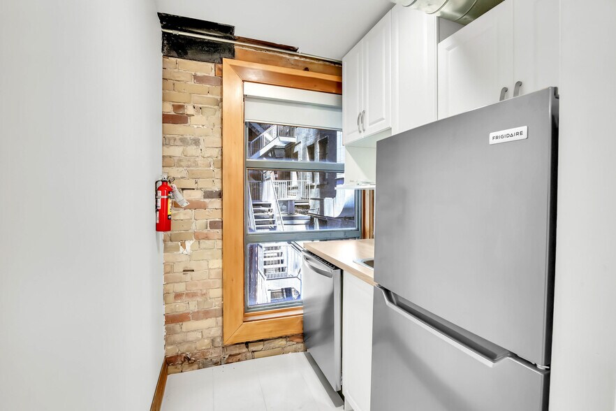 More Photos Of 83 Yonge St, Toronto Storefront Retail Office For Lease