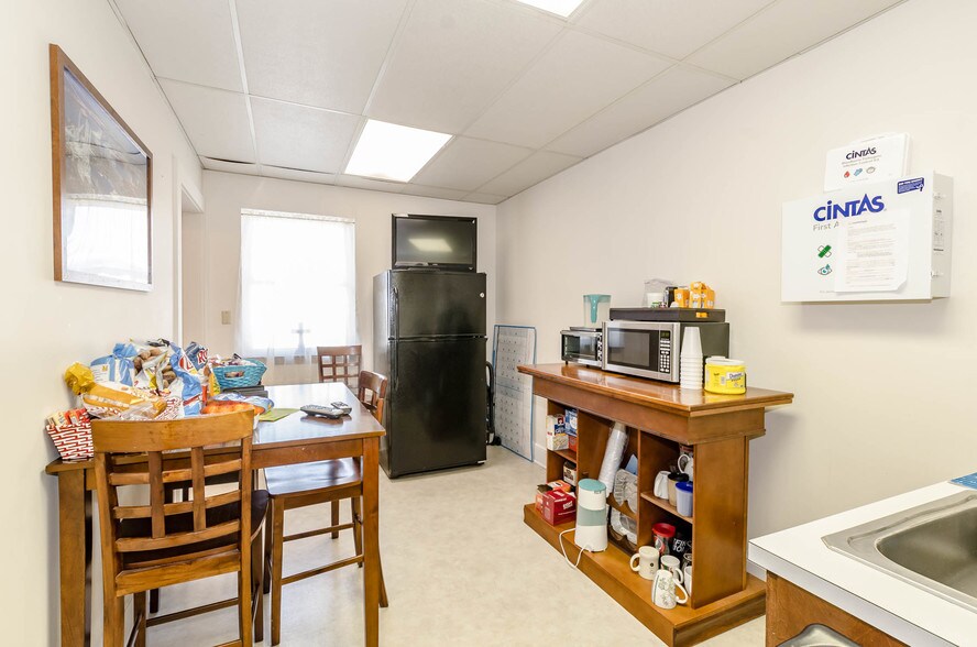 More Photos Of 215 Church St, Lenoir Office For Sale