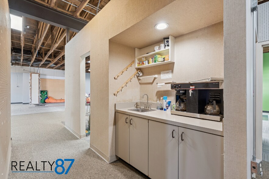 More Photos Of 724 3rd Ave SE, Cedar Rapids Freestanding For Lease