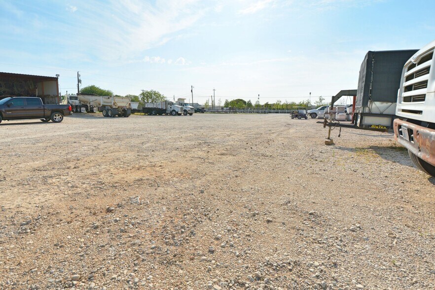 More Photos Of 120 E Zipp Rd, New Braunfels General Retail For Sale