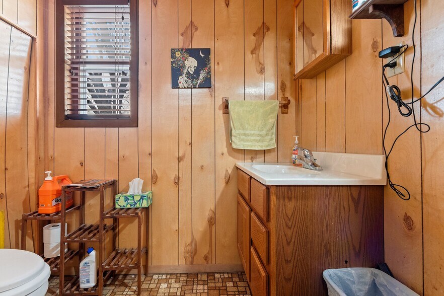 More Photos Of 537 Caldwell Ave, Oconto Falls Office For Sale