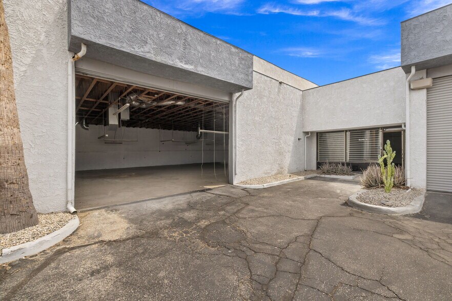 More Photos Of 800 S Vella Rd, Palm Springs Warehouse For Lease