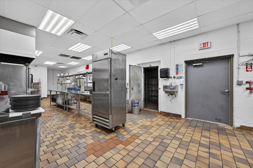 More Photos Of 4000 Fort Campbell Blvd, Hopkinsville Restaurant For Sale