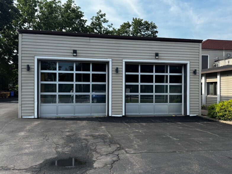 More Photos Of 70 Ridge Rd, Ontario Showroom For Lease
