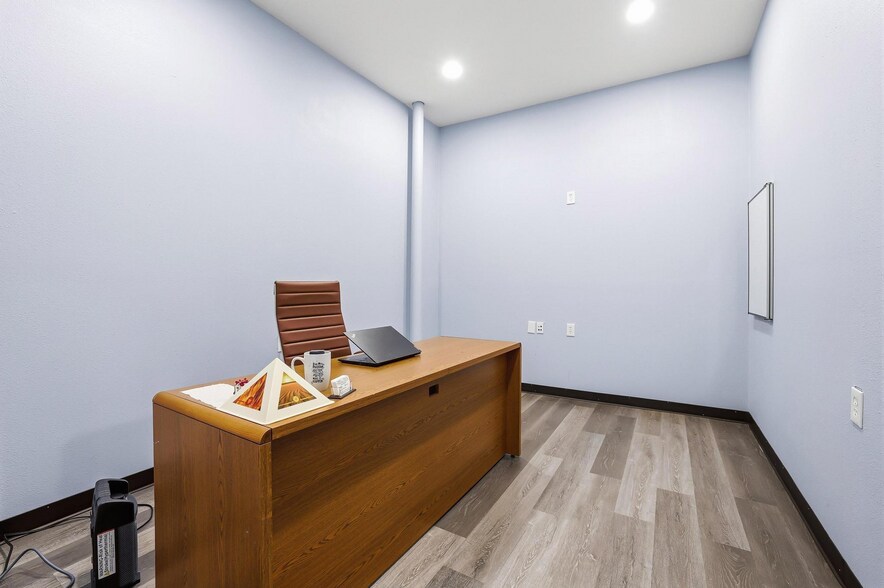 More Photos Of 3301 S State Highway 121, Bonham Showroom For Sale