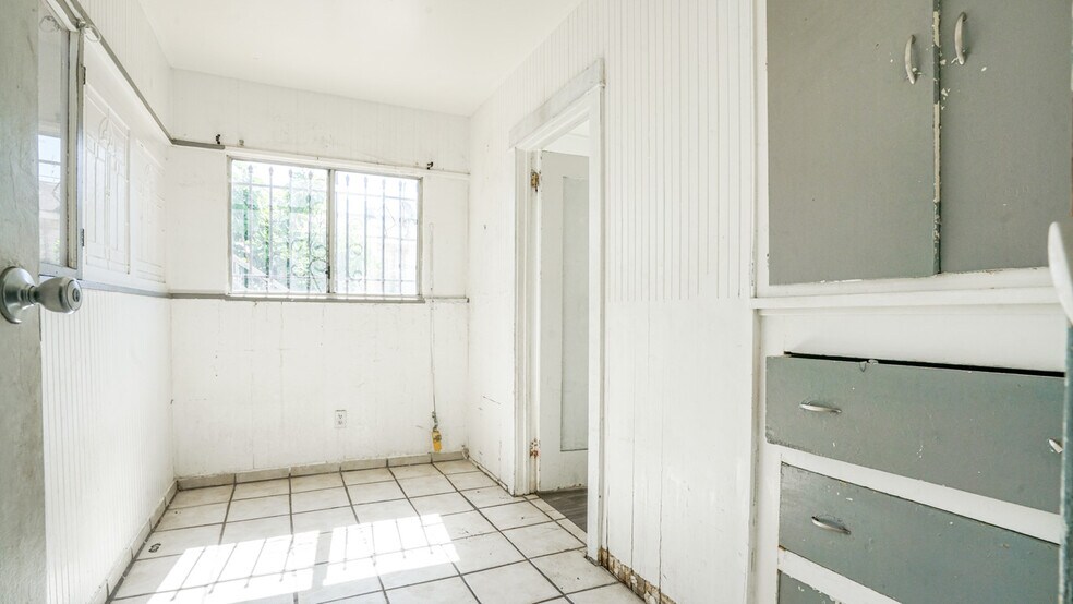 More Photos Of 1111 W 47th St, Los Angeles Apartments For Sale