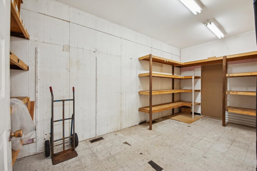 More Photos Of 67 Jobs Ln, Southampton Storefront For Lease