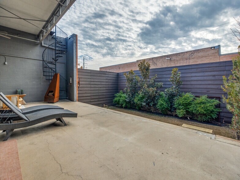 More Photos Of 2323 Farrington St, Dallas Warehouse For Sale