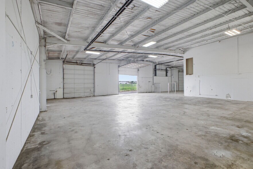 More Photos Of 2110 Mannix Dr, San Antonio Light Distribution For Lease