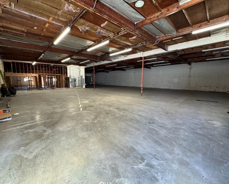 More Photos Of 13607 Saticoy St, Van Nuys Manufacturing For Lease