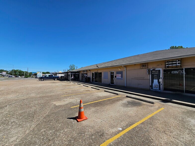 More Photos Of 8611 Martin Luther King Blvd, Houston Freestanding For Sale