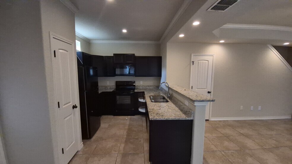 More Photos Of 6866 Lakeview Dr, San Antonio Multifamily For Sale