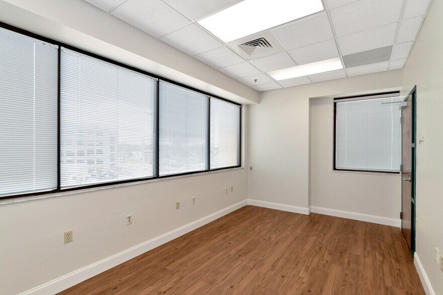 More Photos Of 1921 Waldemere St, Sarasota Medical For Lease