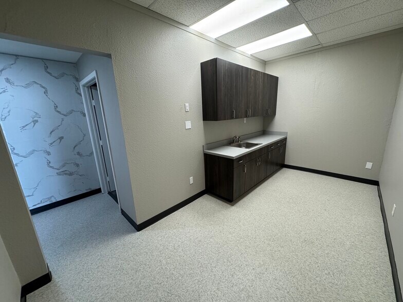 More Photos Of 1207-1209 Round Table Dr, Dallas Warehouse For Lease
