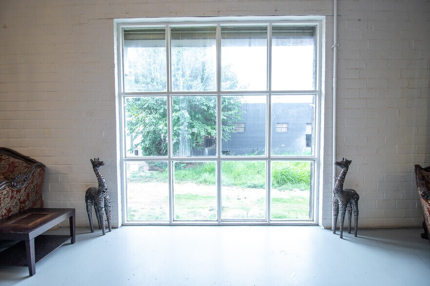 More Photos Of 1350 Chemical St, Dallas Light Manufacturing For Lease