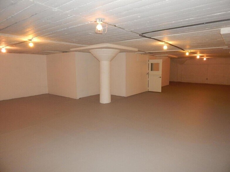More Photos Of 327 S Fir St, Medford Warehouse For Sale