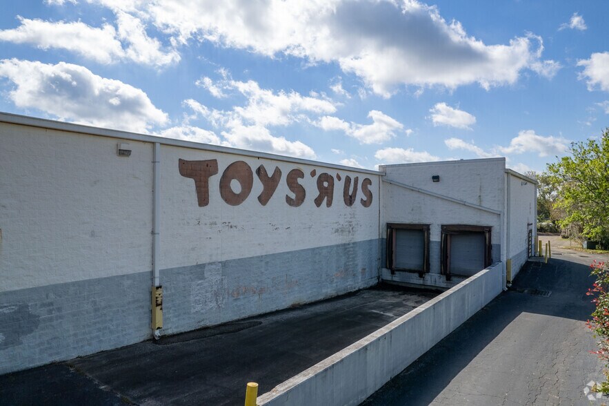 More Photos Of 6711 W Newberry Rd, Gainesville Department Store For Sale