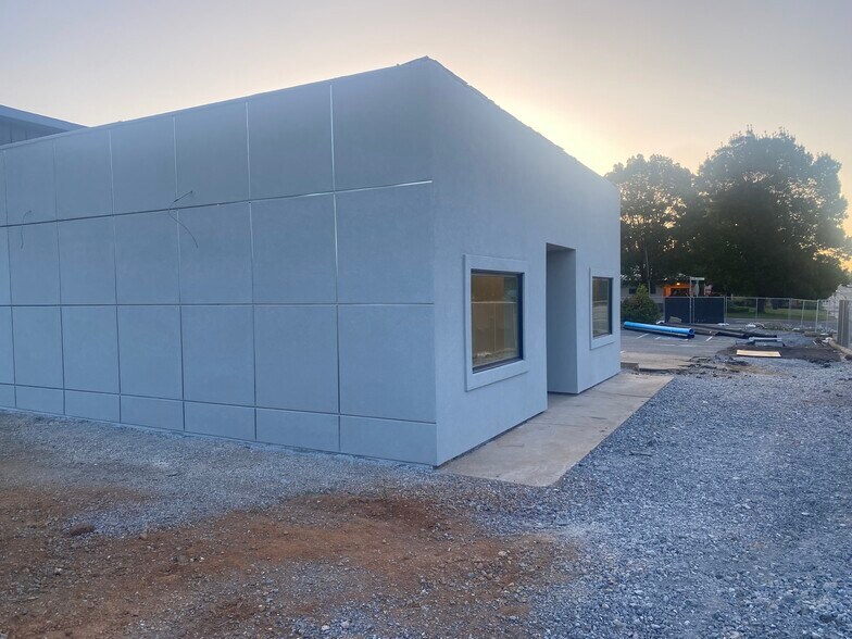 More Photos Of 4656 Front St, Shasta Lake Flex For Lease