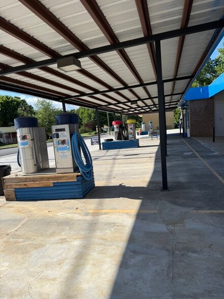 More Photos Of 102 S Fair St, Calhoun Carwash For Sale