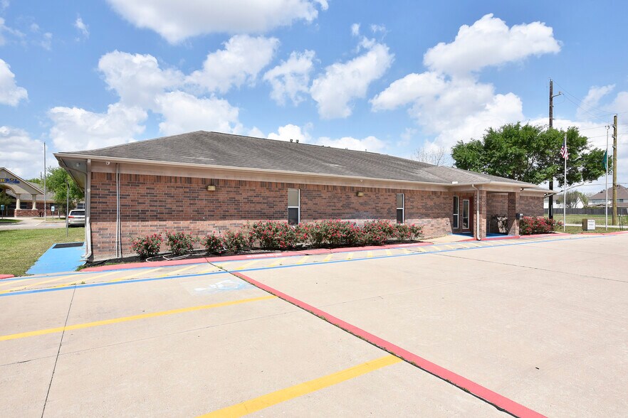 More Photos Of 11110 S Highway 6, Sugar Land Freestanding For Lease