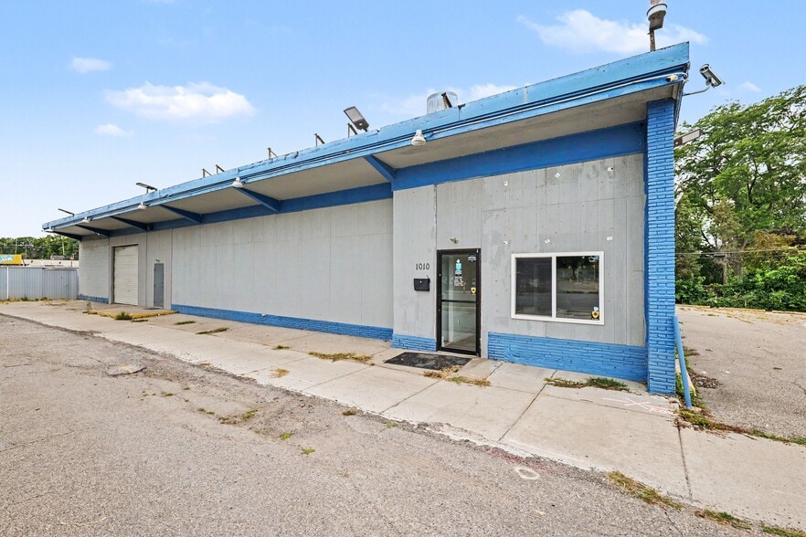 Primary Photo Of 1010 S Gratiot Ave, Mount Clemens Auto Repair For Sale