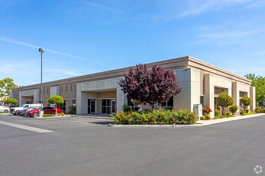 More Photos Of 550 W Alluvial Ave, Fresno Unknown For Lease