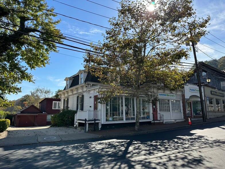 More Photos Of 1326 Old Northern Blvd, Roslyn Office For Lease
