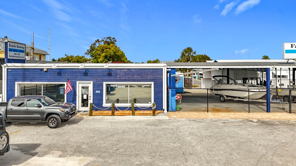 More Photos Of 9293 Bay Pines Blvd, Saint Petersburg General Retail For Lease