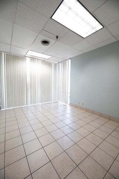 More Photos Of 820 Nicholas Blvd, Elk Grove Village Manufacturing For Lease