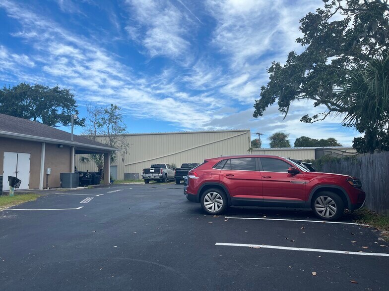 More Photos Of 165 N Yonge St, Ormond Beach Freestanding For Sale