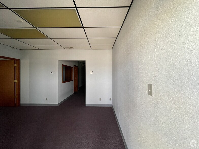 More Photos Of 11116-11120 Watt Cir, San Antonio Light Distribution For Lease