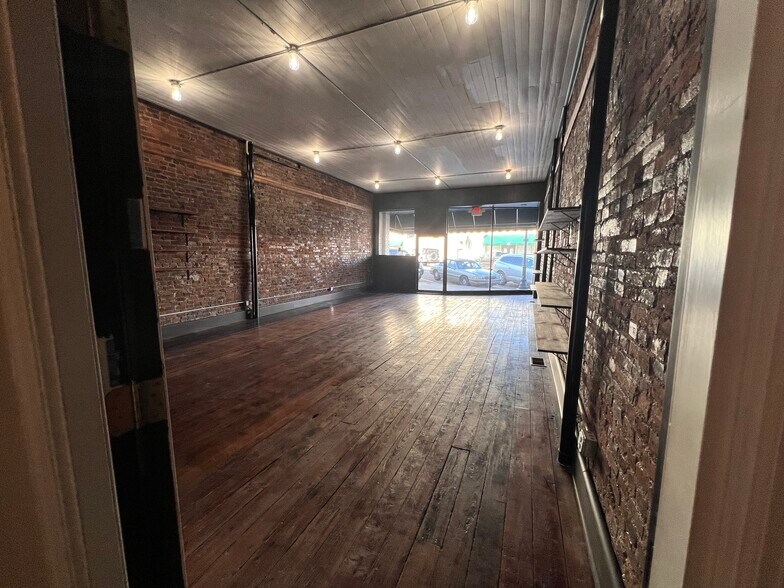 More Photos Of 209 N 1st St, Pulaski Storefront For Lease