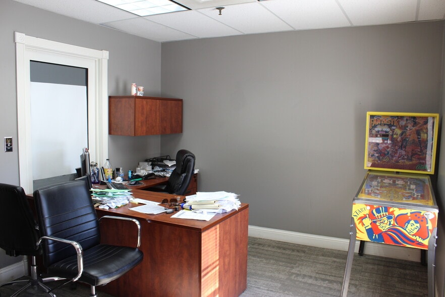 More Photos Of 6820-6848 Washington Ave S, Eden Prairie Showroom For Lease