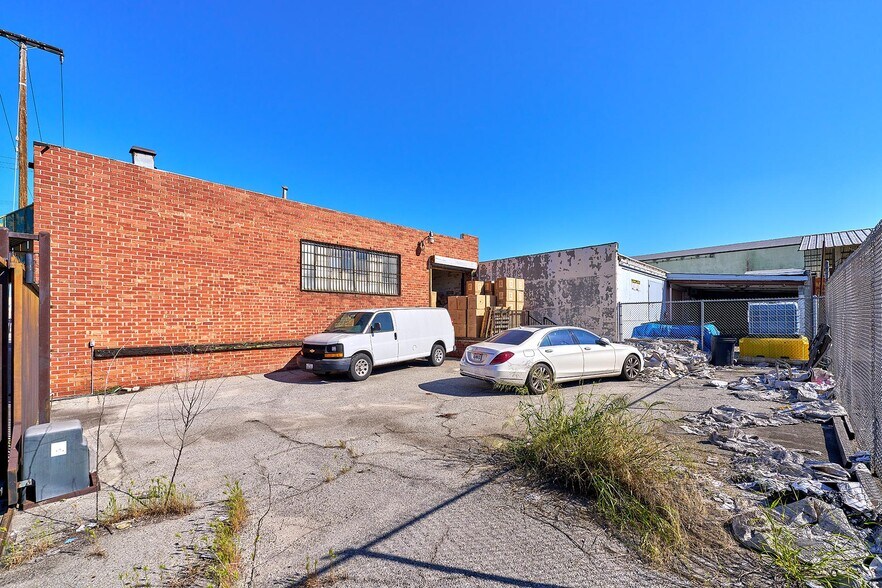 More Photos Of 2302 E 38th St, Vernon Manufacturing For Sale