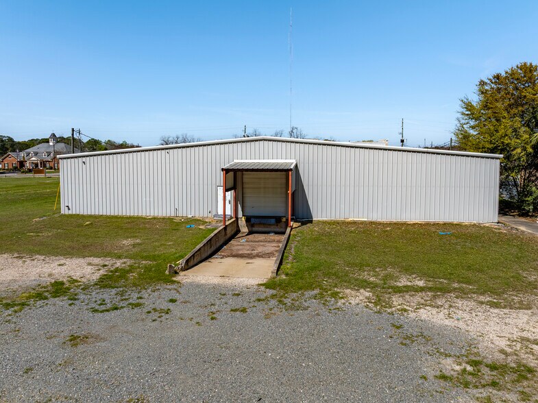 More Photos Of 640 E Washington Ave, Ashburn Freestanding For Sale