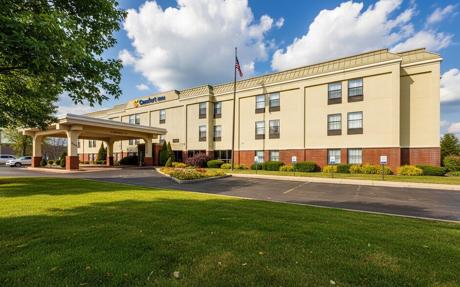 Primary Photo Of 4640 Creek Rd, Blue Ash Hotel For Sale