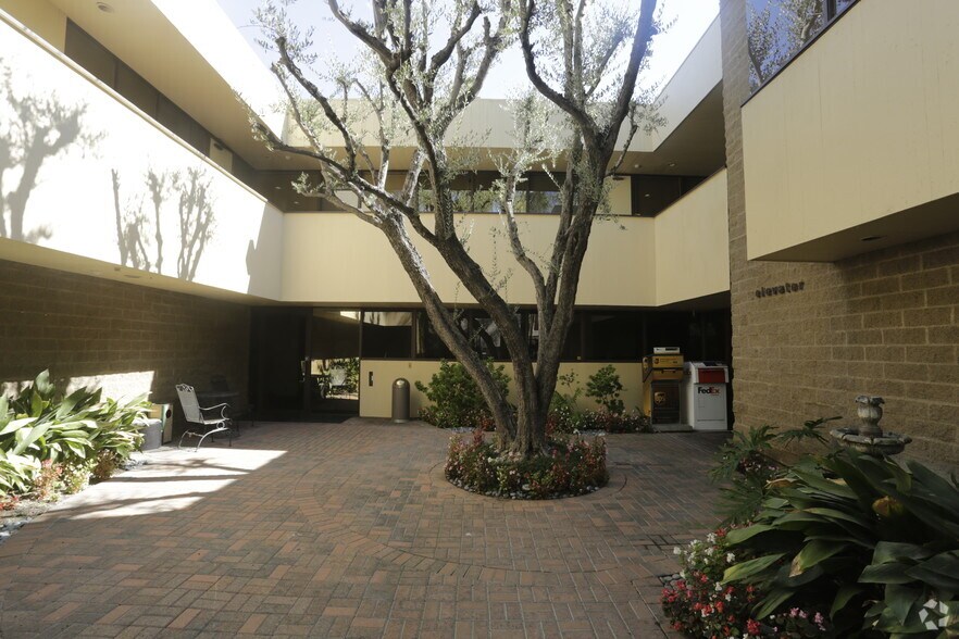 More Photos Of 12650 Riverside Dr, Valley Village Loft Creative Space For Lease