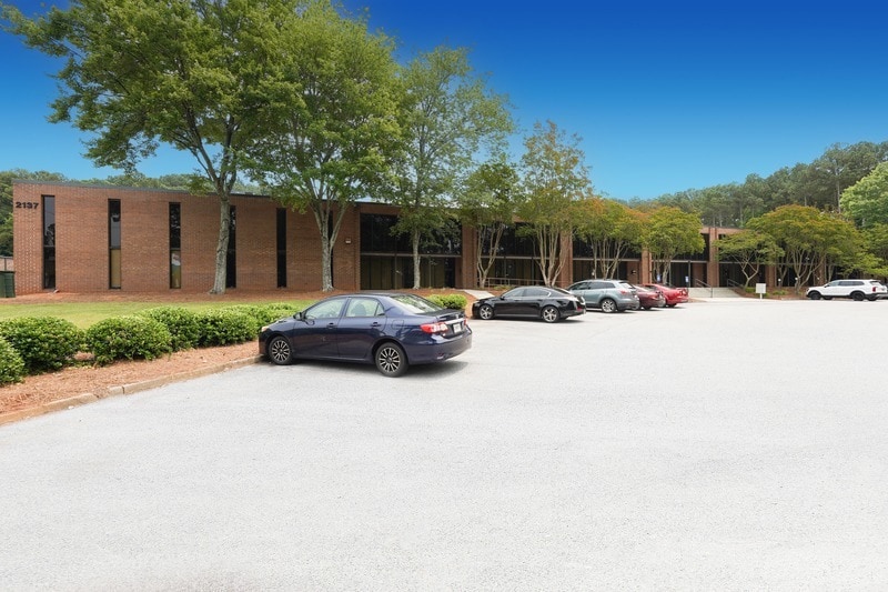 More Photos Of 2137 Flintstone Dr, Tucker Manufacturing For Lease